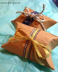 Schau dir unsere auswahl an weihnachten geschenkverpackung an, um die tollsten einzigartigen oder spezialgefertigten handgemachten stücke aus unseren shops für material & werkzeug zu finden. Upcycling Selbstgemachte Geschenkverpackung Pillow Box Aus Toilettenpapierrollen Fiberspace
