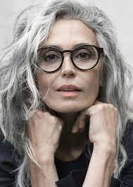 Quelle coupe de cheveux gris pour femme de 60 ans pour paraître plus jeune