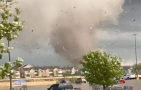 riesiger Tornado trifft Andover, Kansas ...