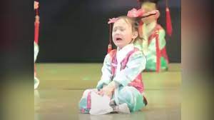 Bé gái vừa khóc vừa múa trên sân khấu - VnExpress