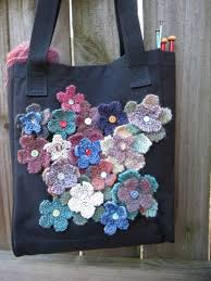 knit flowers to decorate a tote bag