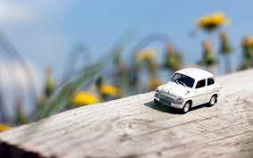 Miniature Toy Car on Wood frei fotos