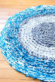 finger crochet a circular t shirt rug