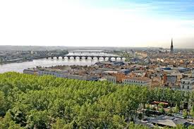 As the capital of the department gironde in the region aquitaine , it has one million inhabitants in its metropolitan area at a 2008 estimate. Radtour Bordeaux Biarritz Eurobike Radreisen