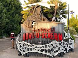 review howl o scream opens for its