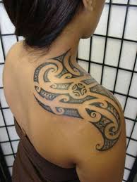 Cada tribu tenía un diseño de tatuaje maorí diferente por aquel entonces este tipo de plantillas de tatuajes maoríes recibían el nombre de ta moko. Tatuajes Maori Hombro 2 Tatuajes Para Mujeres