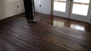 apply polyurethane on hardwood floors