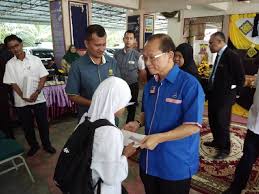 Syukur ke hadrat ilahi dengan limpah kurnianya, dua orang pelajar akaun : Yayasan Pahang Salur Rm4 Juta Bantuan Awal Persekolahan
