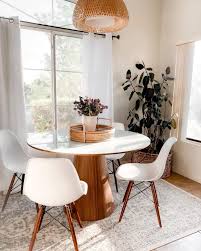 how to style round dining tables
