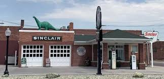 red 1940s sinclair gasoline station