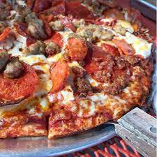 round table pizza pizza in quail glen