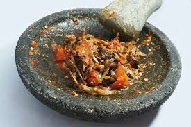Sambal bawang goreng sering dijumpai di warung makan hingga restoran. Resep Sambal Bawang Teri Asin Lauk Pelengkap Nasi Kuning