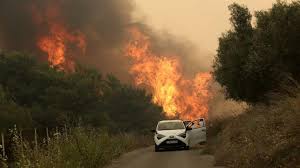 Ωστόσο, η φωτιά, σύμφωνα με νεότερη ενημέρωση από το ertnews.gr βρίσκεται, πλέον, σε ύφεση, με ισχυρές πυροσβεστικές δυνάμεις (37 πυροσβέστες, 12 οχήματα και πέντε ομάδες πεζοπόρου. Fwtia Sthn Korin8ia Se Diasparta Metwpa H Fwtia Maxh Gia Deytero 24wro Cretalive Eidhseis