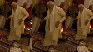 அயோத்தி ராமர் கோவில் கருவறையில் கால் தடுக்கி விழப்போன மோடி.. பதறிய  அர்ச்சகர்கள்.. வீடியோ | Ram Temple Inauguration: PM Modi misses the feet  and slipped in garbh grah when ram ...