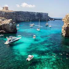 Tento záliv a jeho dvě oblíbená letoviska bugibba a qawra nabízí ideální prostředí k odpočinku. Dovolena U More Na Malte Essens Travel