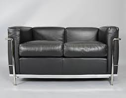 Doch nicht nur gerade kanten und ecken wie die des lc2 sofas lassen sich aus stahlrohren formen. Le Corbusier Lc2 Sofa Fur Cassina Mobel Sofas Sitzgruppen Auctionet