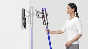 Intelligently optimizes suction with up to 60 minutes floor cleaning run time.‡ Dyson V11áµ€á´¹ Absolute Extra Kabelloser Staubsauger Nickel Blau Dyson De