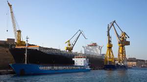 Transport morski kontenerów a transport lotniczy zWady i zalety