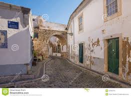 45.000 einwohner) liegt im süden portugals und ist die hauptstadt des distrikts algarve. Europa Portugal Algarve Stadt Von Faro Traditionelle Strasse Stockfoto Bild Von Architektur Sonne 50336754