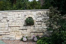 Trockenmauern bereichern jeden garten auf ganz verschiedene art und weise. Trockenmauer Trockensteinmauer Naturstein