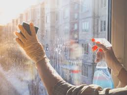 Böylece camlar daha temiz olacak ve uzun süre kirlenmeyecektir. Cam Silerken Iz Birakmamasi Icin Ne Yapilmali 2021 Dekorcenneti Com