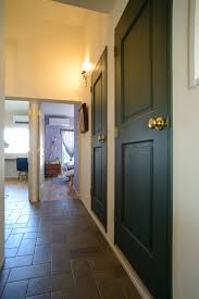 ダイニング側から リビングを眺める ダイニング側は最上階ならではの高い勾配天井になっている 床は浮造り加工を施したアジアンウォールナットのフローリング リノベーション ドア 室内ドア 西海岸風 インテリア 広いリビング