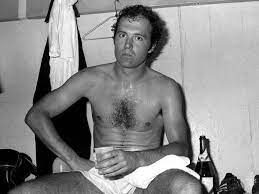 Beckenbauer zeigt nacktes hinterteil