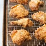 How do you keep fried chicken warm and crispy for a party?