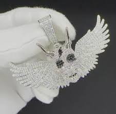 round moissanite skull with wings micro