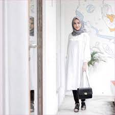 Ia berjalan dengan tampilan jaket silky bomber ditambah dengan skinny jeans warna putih. Outfit Hijab Segiempat Ala Selebgram Terbaru Hijab Model Pakaian