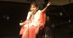 車椅子の歌姫が生活保護に支えられて掴んだ「自立」とは | 生活保護のリアル～私たちの明日は？ みわよしこ | ダイヤモンド・オンライン