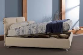 Il letto può essere rifinito con la mensola plano, un comodo comodino sospeso laccato da fissare al telaio del letto, che si può scoprire all'interno dell'armadio del tessuto e della fase del letto. Come Si Chiude Il Letto Contenitore Letti Santambrogio