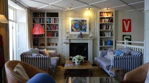 Learn how to decorate your living room with these tips on style, color, lighting, furniture and more so you can create a perfect space you love. How To Create A Traditional Living Room Decor The English Home