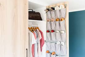 how to organize clothes in your closet