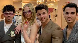 (they are far from the only celebrity couple to marry at the famed spot—frank sinatra, joan collins, michael jordan, and britney. New Photos From Joe Jonas And Sophie Turner S Surprise Las Vegas Wedding Youtube