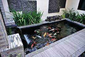 Di mana halaman depan perumahan tersebut terdapat kolam renang yang saling terhubung satu sama lain. Ruang Berita Tips Trik Aquaproof