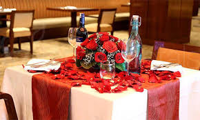 Romantic last minute valentine day anniversary candle light dinner decoration idea at home. Book Dining Experiences For Couples Online In India Ferns N Petals