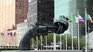Skulpturen " Den knutna pistolen”... - Secret World