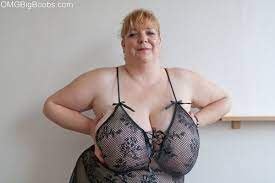 Older amateure nackt big boobs lingerie