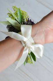 Blumen armband brautjungfern selber machen. Wildblumen Hochzeit Teil 3 Blumenarmband Fur Brautjungfern Selbst Binden Blumigo