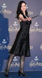 画像・写真 | 荒川静香、胸元大胆な黒のドレス姿 『ハリー・ポッター』新施設のレカペで杖の先まで艶やかに 2枚目 | ORICON NEWS