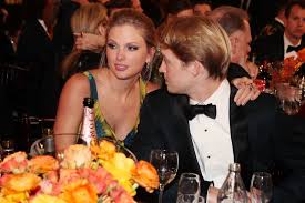 We guarantee you didn't catch these moments at the 2020 golden globe awards. Taylor Swift And Joe Alwyn Have Their Most Public Date Night Ever At 2020 Golden Globes Entertainment Tonight