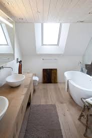 Kleine badezimmer werden von einem hellen bodenbelag. Holz Im Badezimmer Bild 13 Badezimmer Innenausstattung Badezimmer Gestalten Badezimmer Landhaus