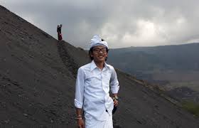 Gunung agung dan gunung batur berada pada satu garis lempengan, tambahnya. Pengawasan Kawasan Suci Di Batur Ditingkatkan Bali Travel News