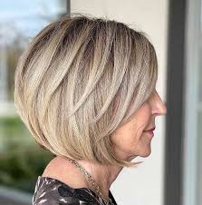 Quelle coupe courte dégradée pour femme de 60 ans ? Idées de coiffure à  l'effet rajeunissant pour apporter du volume