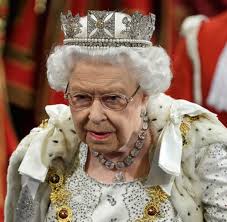 A powerful queen who vis. Queen Setzt Trump Ab Und Erklart Usa Wieder Zur Britischen Kolonie Welt