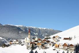 22 modern cableways, 4 chair lifts as well as 6 ski lifts* take you from three different sides up to the summit which awaits you with a great view and wide slopes which. Resort Guide Kronplatz Maps Restaurants Information