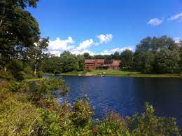 lakefront homes in the poconos mountains