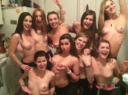Group of topless girls : rcollegesluts