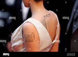 Des tatouages sont visibles sur le bras et le dos de l'actrice Angelina  Jolie lorsqu'elle arrive à la première française de son film 'alt' à Paris  le 17 août 2010. REUTERS/Charles Platiau (